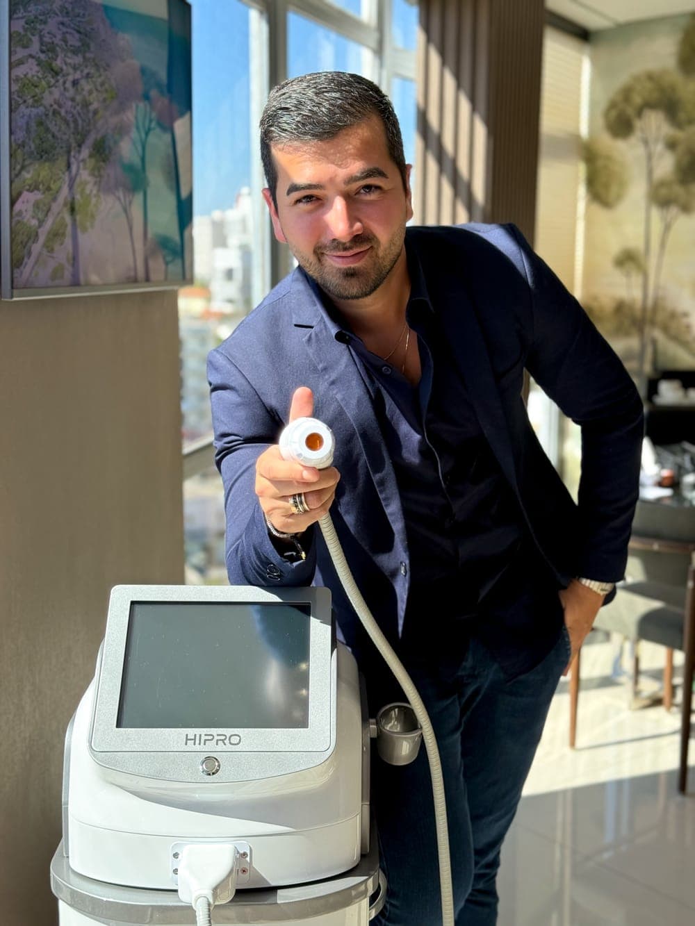 Dr. Lucas Cantão com equipamento de laser no Instituto Cantão