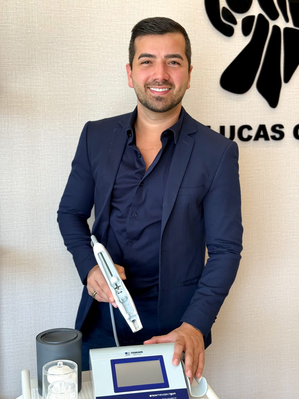 Dr. Lucas Cantão em uma sala de procedimentos do Instituto Cantão